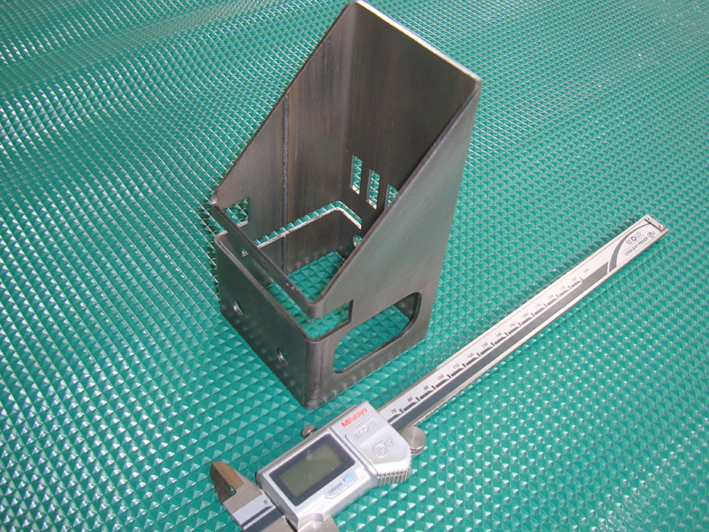 AMADA3次元レーザー加工機FOM2RI30153による角パイプ材加工サンプル02