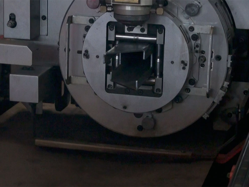 AMADA3次元レーザー加工機FOM2RI30153による加工動画